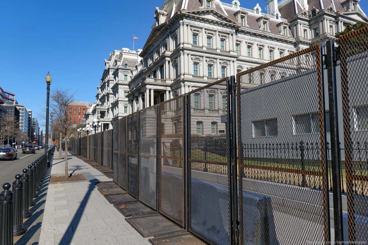 Огражден не только сам Белый дом, но и весь прилегающий квартал. На фото здание президентской администрации.