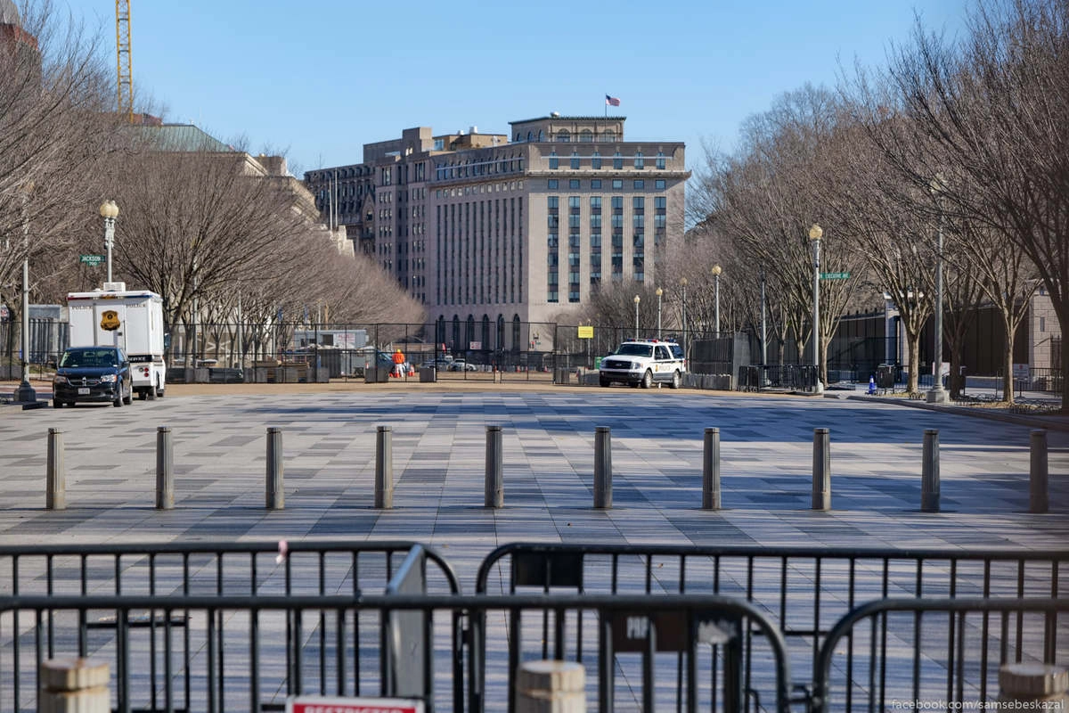 Вот там когда-то можно было гулять и фотографировать. Теперь даже не подойти.