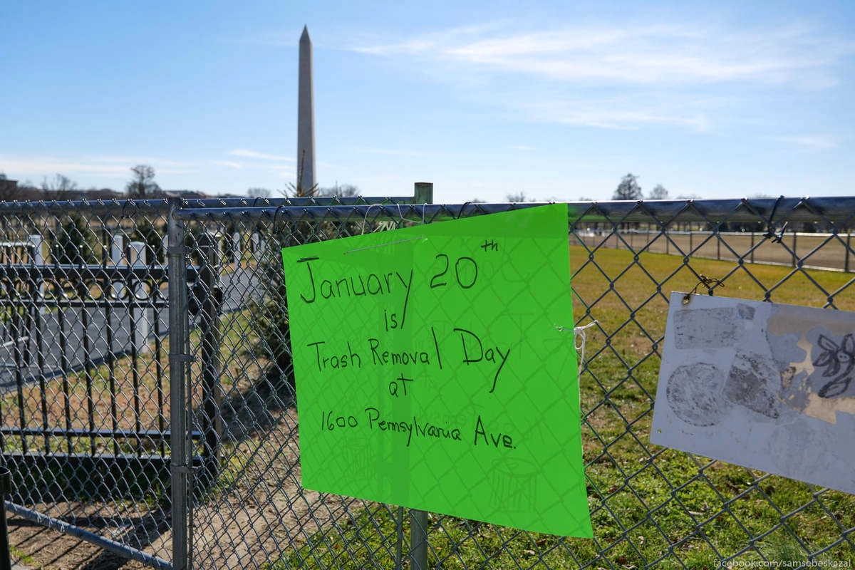 20 января день выноса мусора из Белого дома. Бумажка висит прямо напротив.