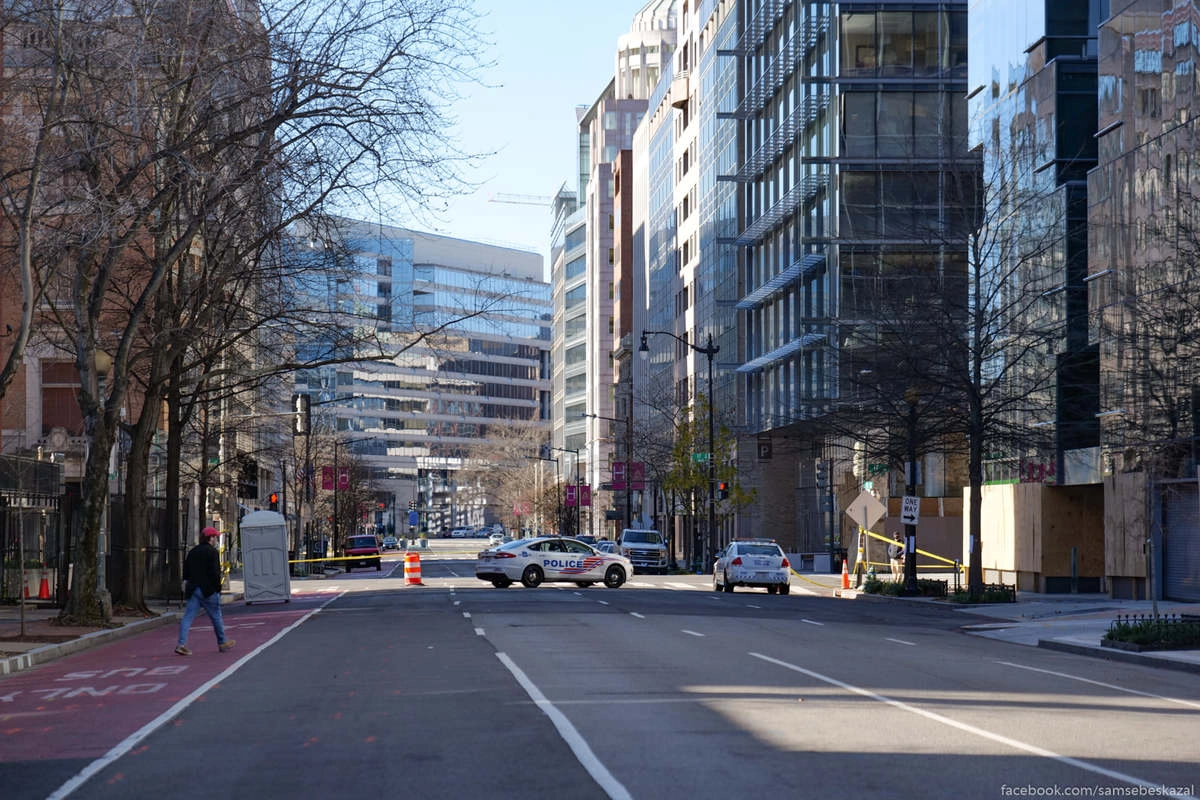 То, что не закрыто заборами, перекрыто полицией. Гулять можно, но на машине уже не заедешь.