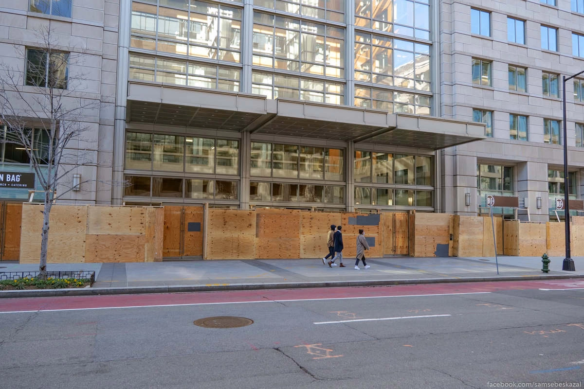 Мы в Нью-Йорке уже стали забывать, как выглядит фанера на окнах. Вашингтон быстро напомнил.