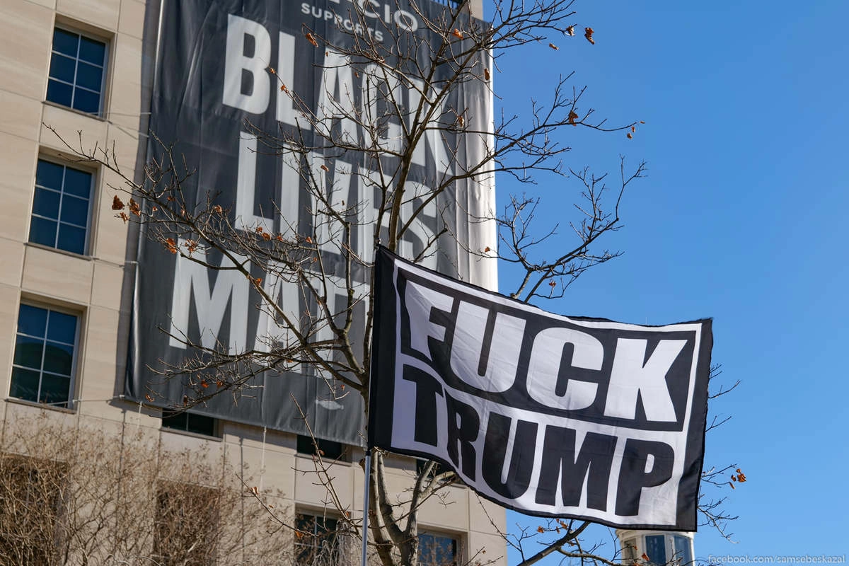 Это висит прямо напротив.