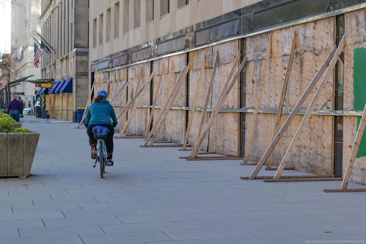 Где-то фанера стоит так давно, что уже почернела.