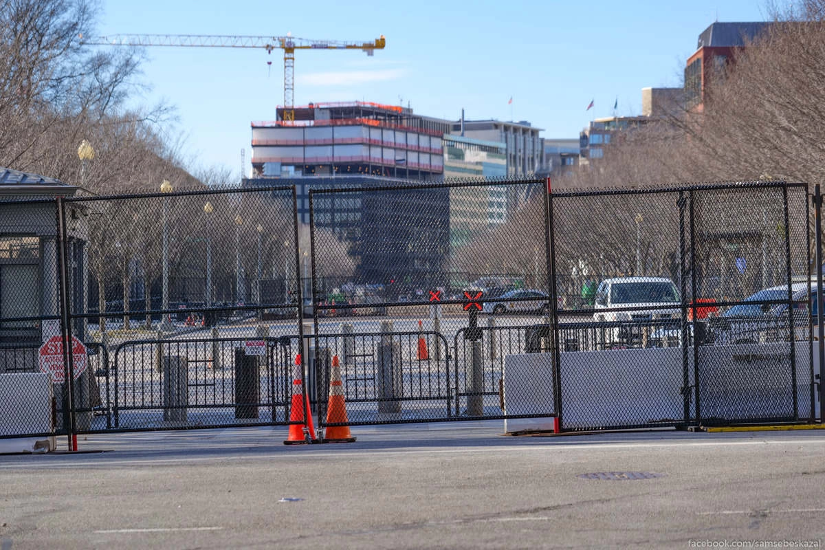 Вид на площадь перед Белым домом с другой стороны.