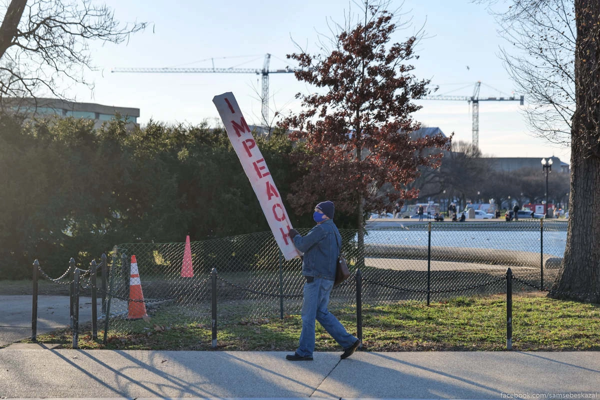 Мужик с плакатом призывающим к импичменту.
