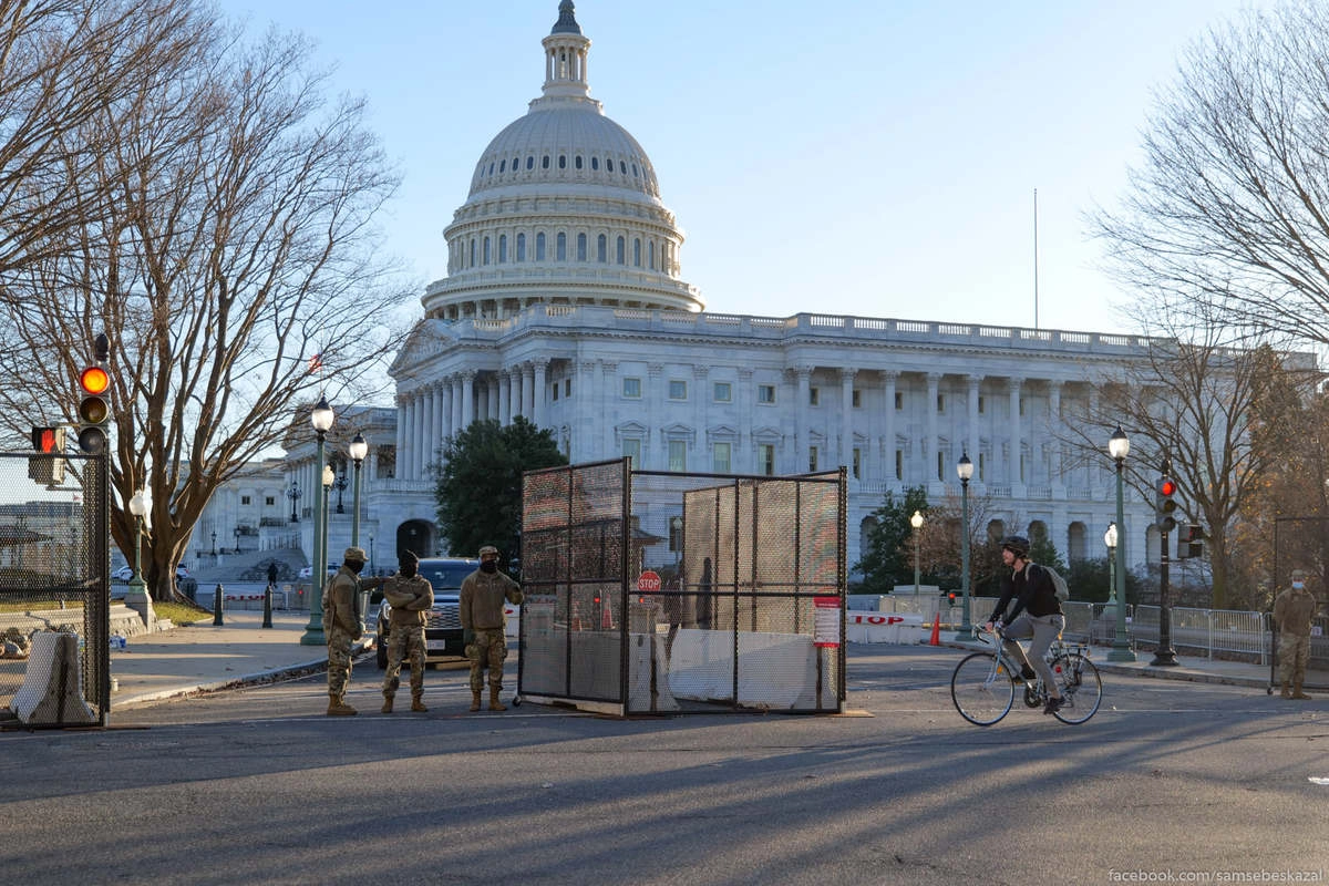 Дежурят и военные и полиция.