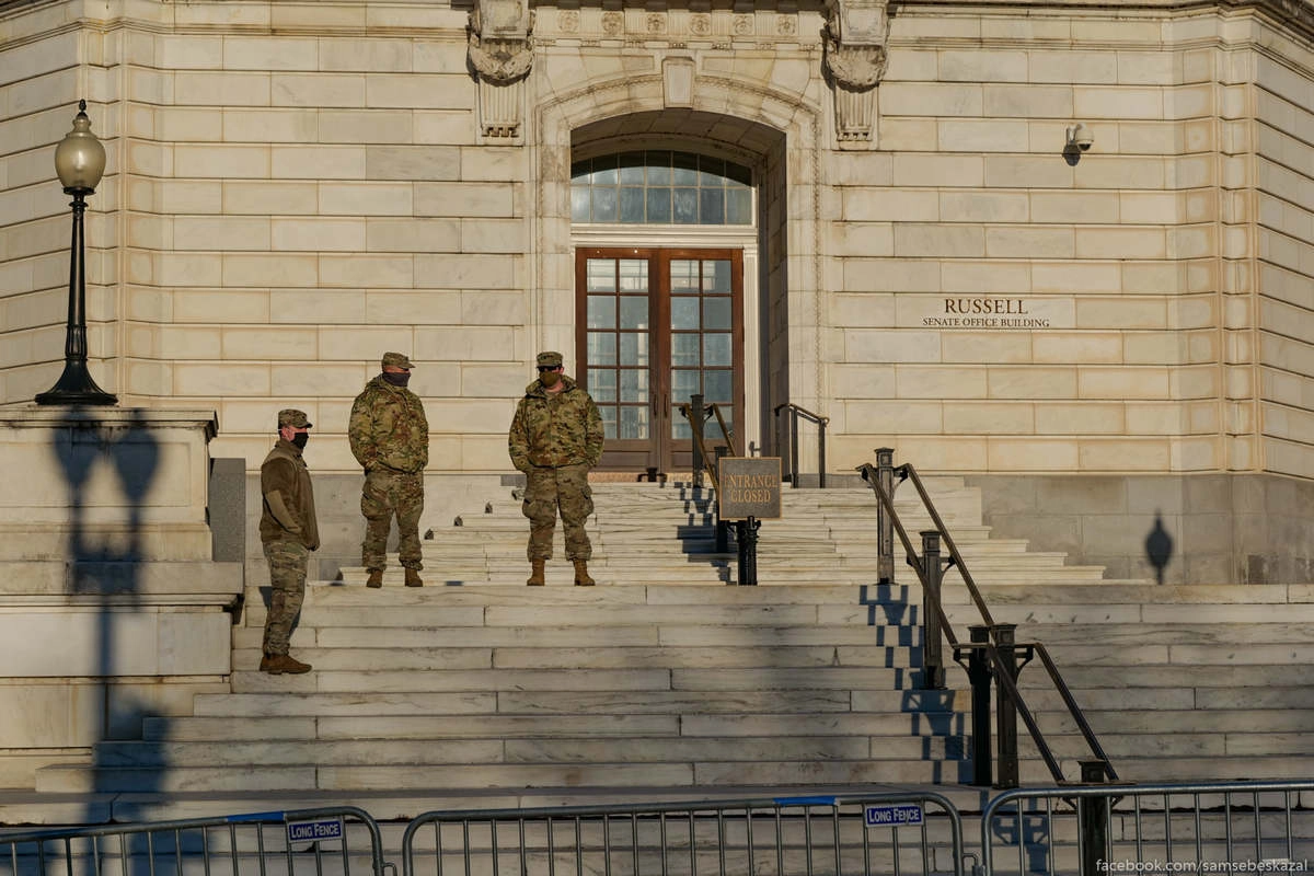 На ступенях здания входящего в комплекс.