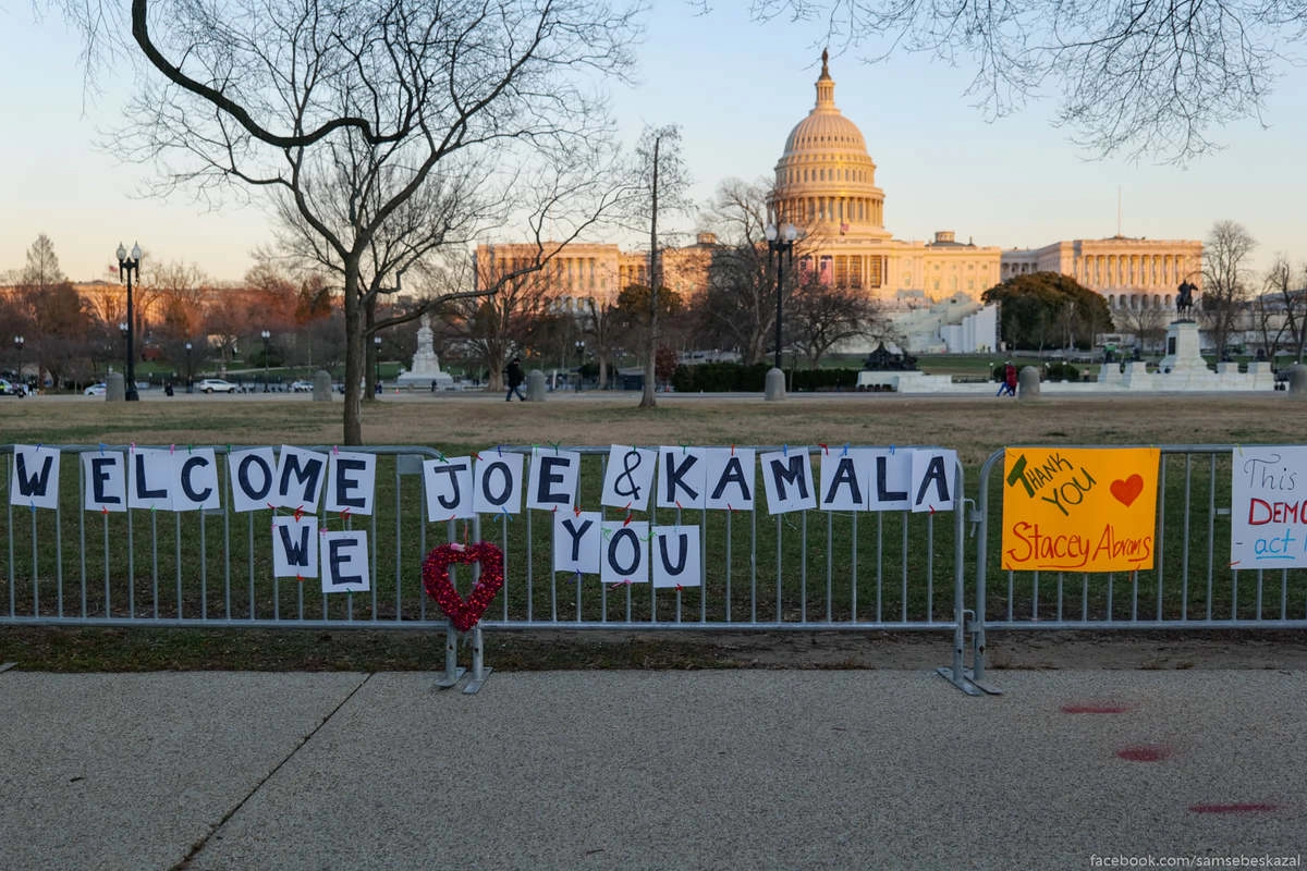 Надписи приветствуют Байдена и Харрис.