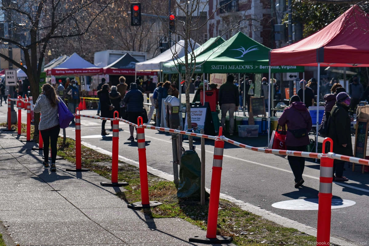 В спальных районах город живет обычной жизнью. На фото фермерский рынок.