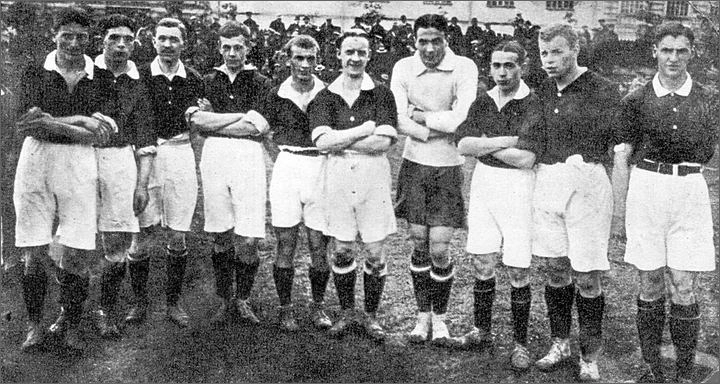 Сборная Москвы (слева направо): Ф. Джонс, Иван Воздвиженский, Иван Воронцов, Андрей Акимов, Алексей Троицкий, Сергей Романов, Василий Чарнок, Дмитрий Матрин, Василий Житарев, Николай Денисов, Борис Манин. Сборная Москвы (слева направо): Ф. Джонс, Иван Воздвиженский, Иван Воронцов, Андрей Акимов, Алексей Троицкий, Сергей Романов, Василий Чарнок, Дмитрий Матрин, Василий Житарев, Николай Денисов, Борис Манин.