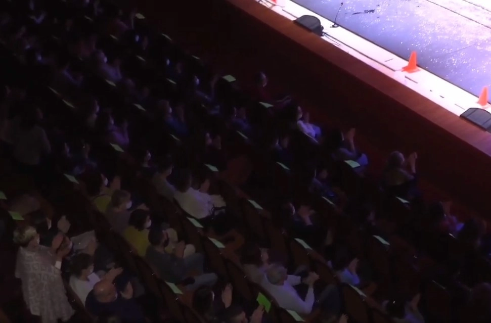 Представление собрало полный зал