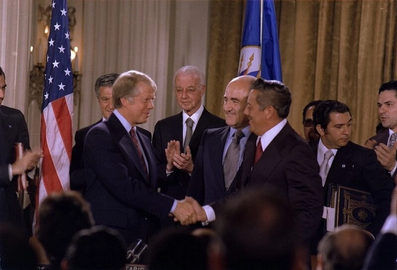 Джимми Картер и Омар Торрихос пожимают руки после подписания договора. commons.wikimedia.org