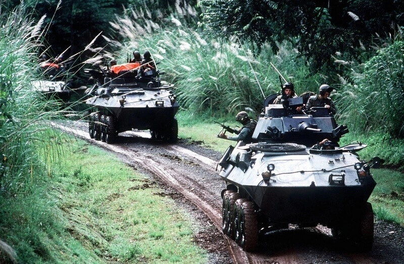 Патруль американской морской пехоты в зоне Панамского канала. Лето 1989 года. picryl.com