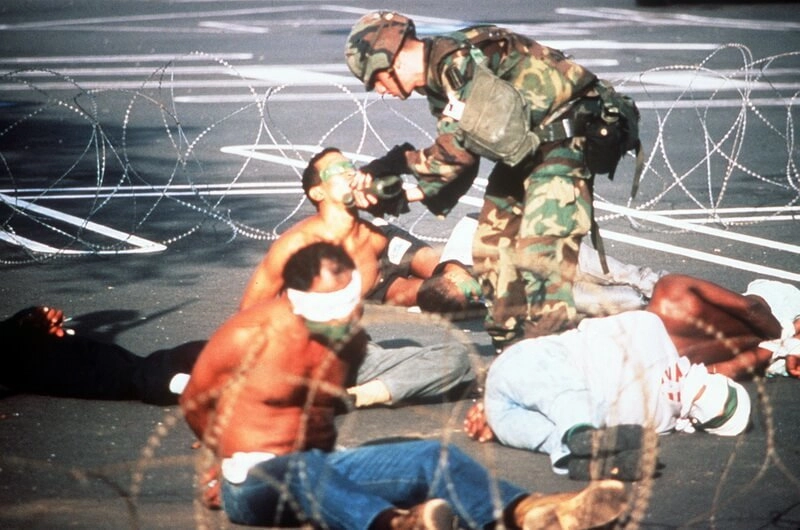 Американский военный полицейский и военнопленные. catalog.archives.gov