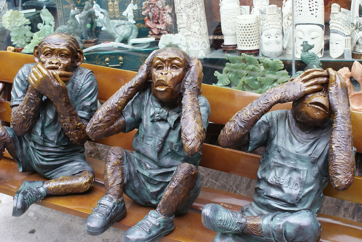 Три обезьяны на скамейке в Сан-Франциско