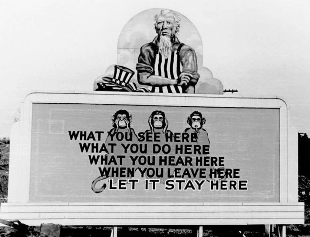 Три обезьяны на американском плакате Второй Мировой войны о необходимости хранить военную тайну