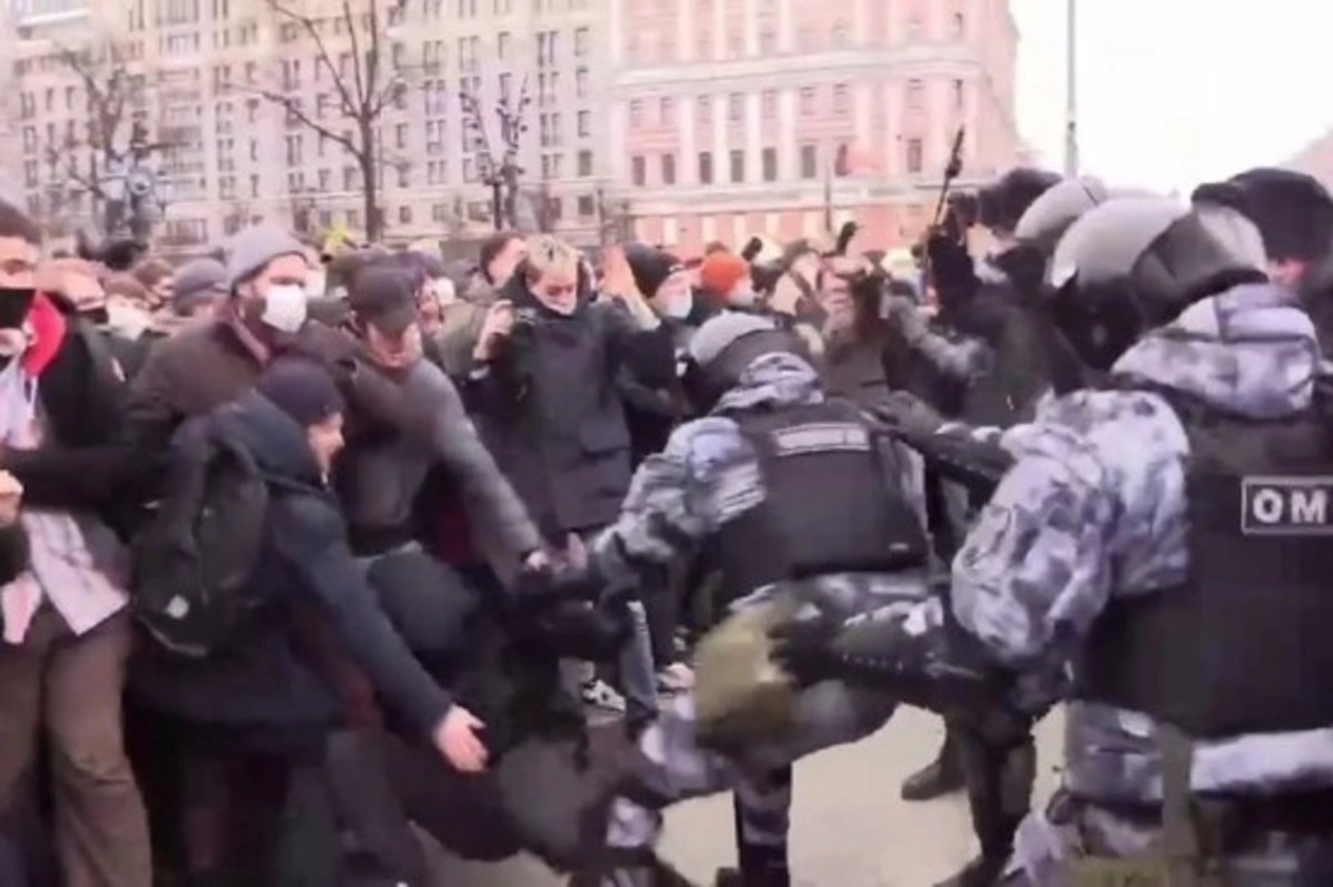 Омоновец отрезал ухо террористу. Драка на митинге в Москве 23 января. Чеченец который дрался с ОМОНОМ.
