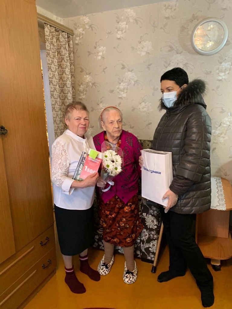 Кроме сертификатов, блокадницам вручили теплые поеды.