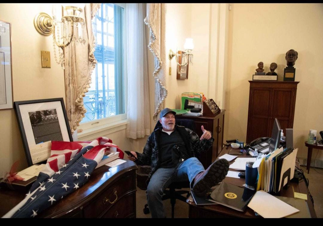 Трампист Ричард Барнетт развалился в кабинете спикера Палаты Представителей. Недавно он был задержан.