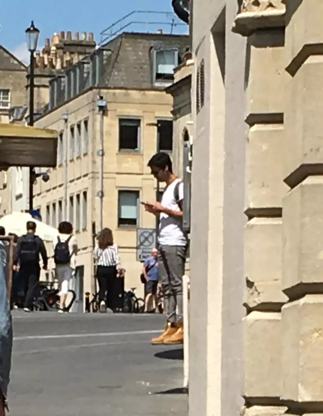 Кажется, будто парень парит над землей. 