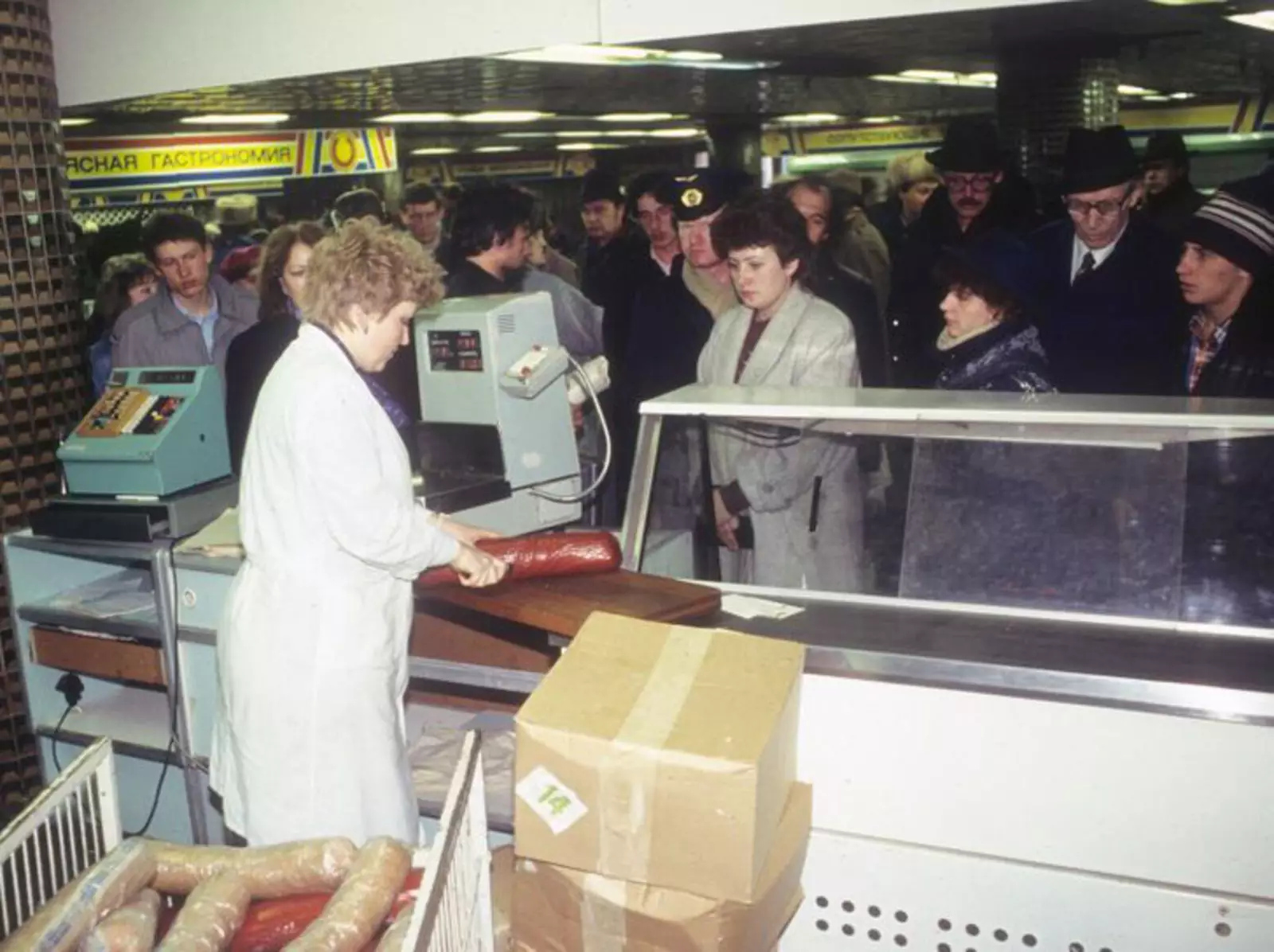 Очередь в мясном отделе. 