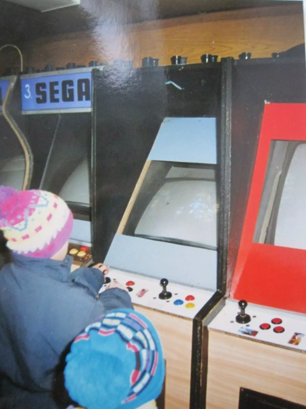 Парни развлекаются в игровом клубе. 