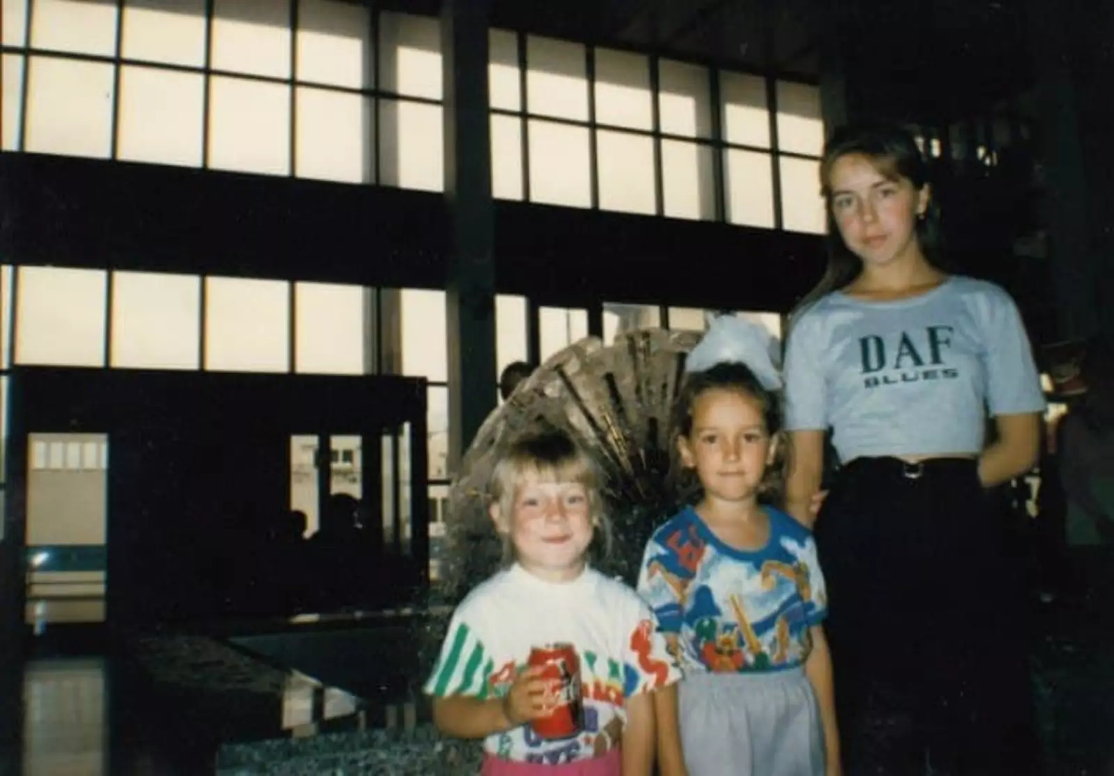 Девочка впервые попробовала колу. 