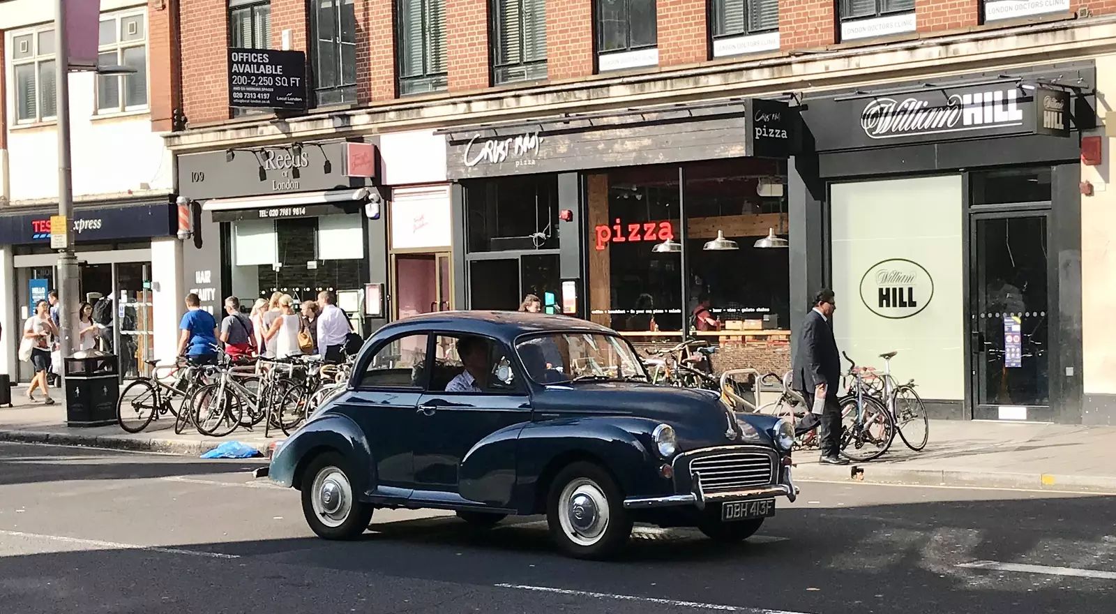Морис Минор даже с традиционным ДВС вполне можно увидеть на лондонских улицах