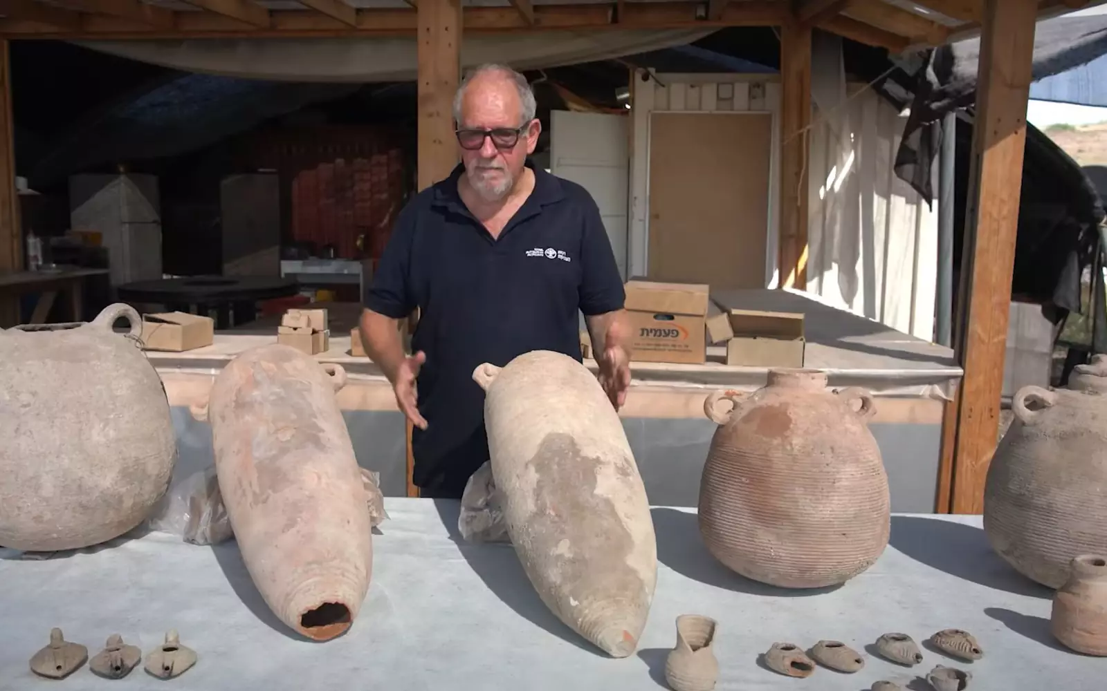 Кувшины, в которых хранилось вино. Кувшины, в которых хранилось вино.