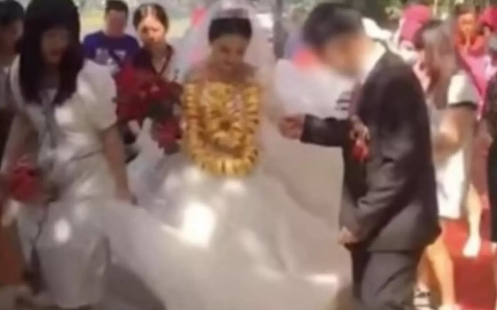 Девушку все время поддерживал жених или близкие родственники. Девушку все время поддерживал жених или близкие родственники.