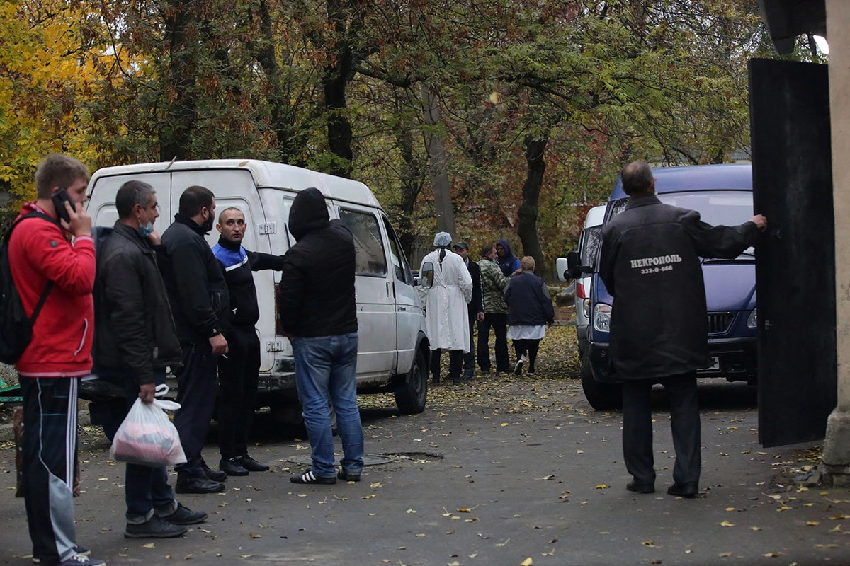 14 октября 2021 г. Ситуация у больницы в Донецке, где проходят лечение пациенты с коронавирусом COVID-19