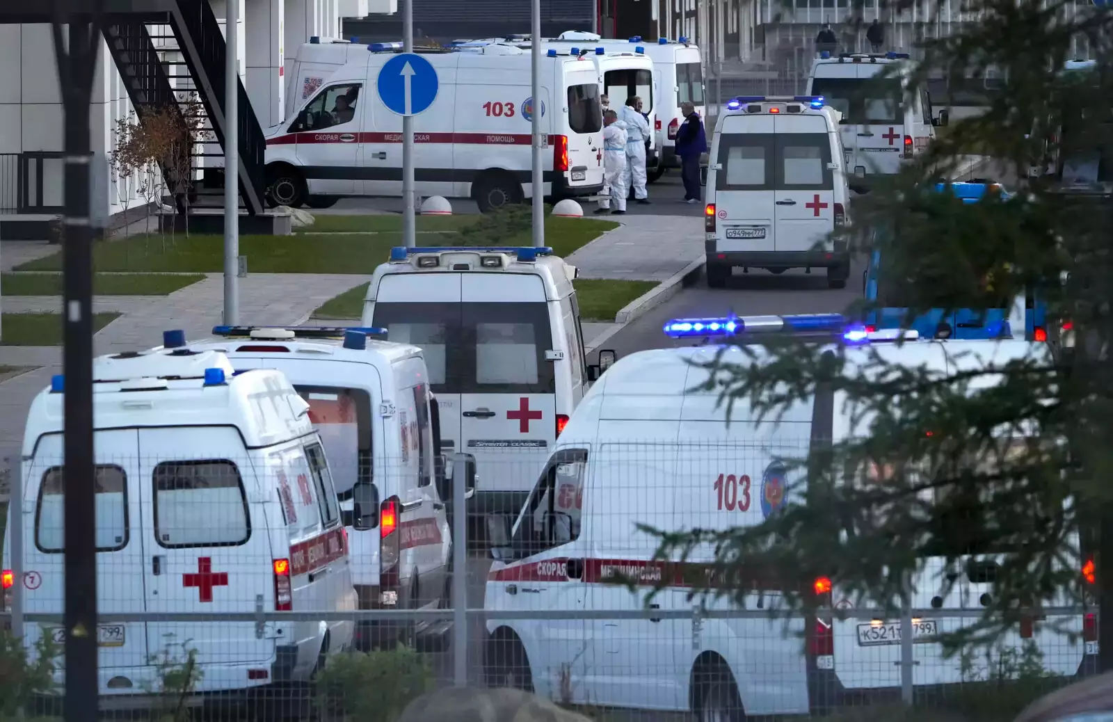 Автомобили скорой помощи у карантинного центра в Коммунарке в Москве