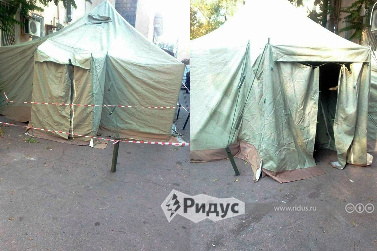 Палатки возле морга.