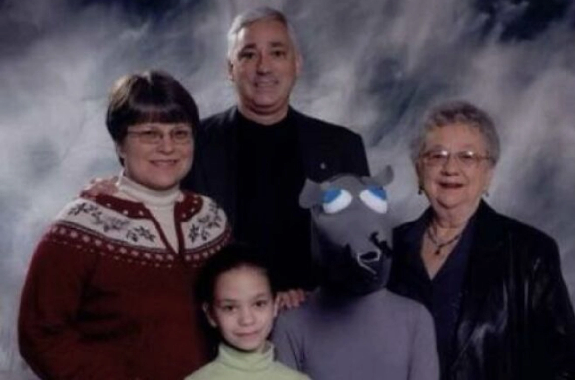 "Моя девушка была так влюблена в сказку про Щелкунчика, что решила на семейной фотографии надеть маску Крысы. Более странной фотографии я не видел".