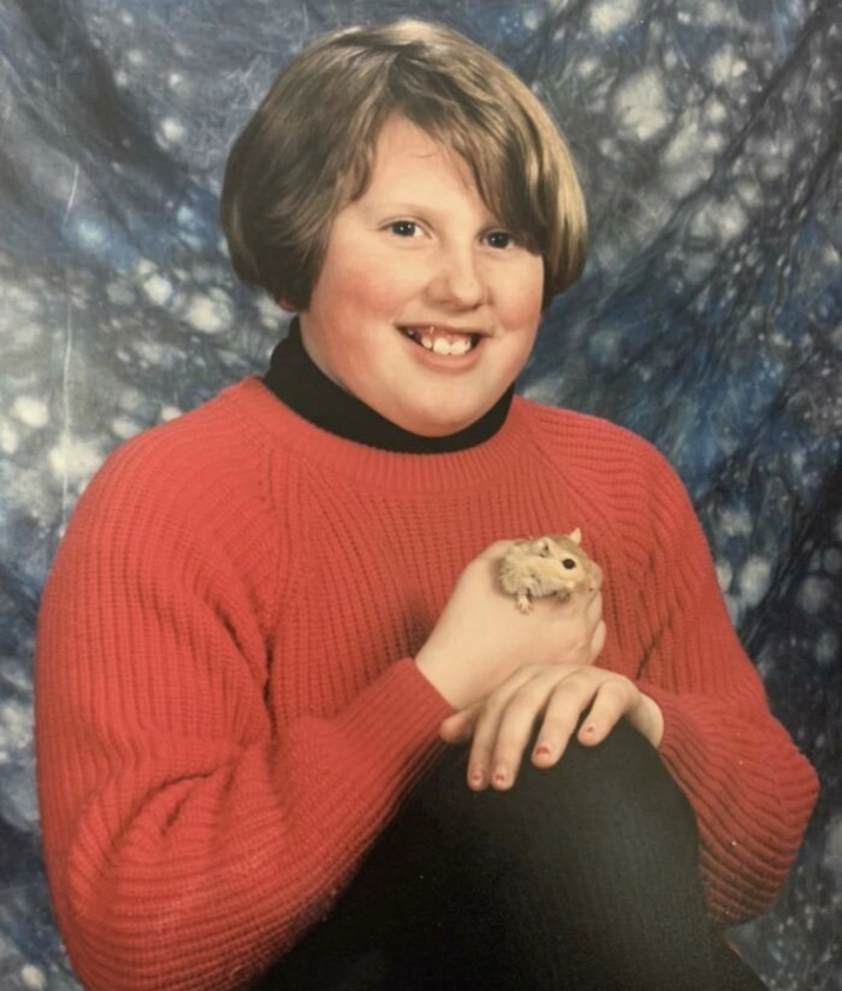 "Нам сказали, что мы можем держать на фотографии какой-то объект. Все держали тетрадки или учебники, а я взял хомяка. Причем это даже не мой хомяк. Вообще не понимаю, чем я думал в тот день".