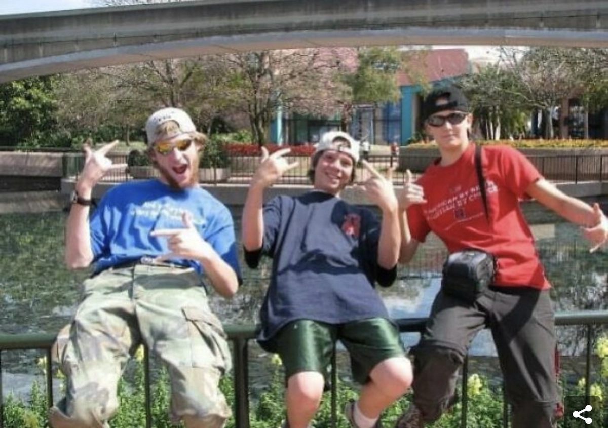 Я пыталась прикинуться "своим парнем", чтобы понравиться парню, который слева на фото. Я - справа.