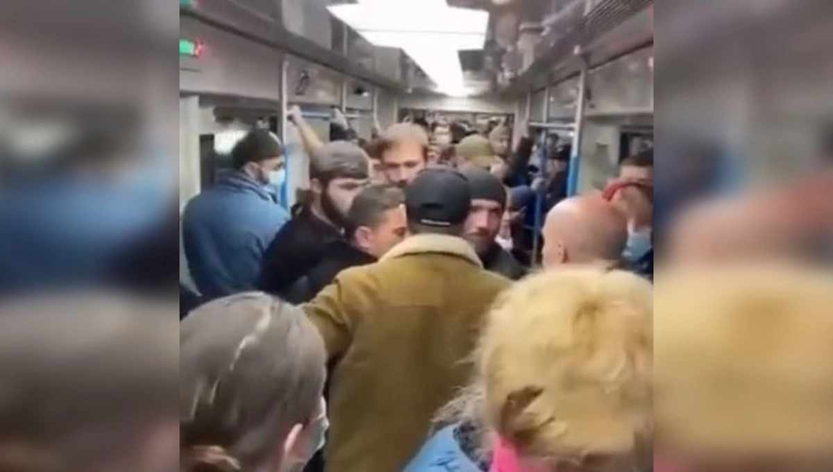 Свидетель становится обвиняемым. Драка в метро СПБ вчера. Драка в метро с переодетой женщиной в Москве.
