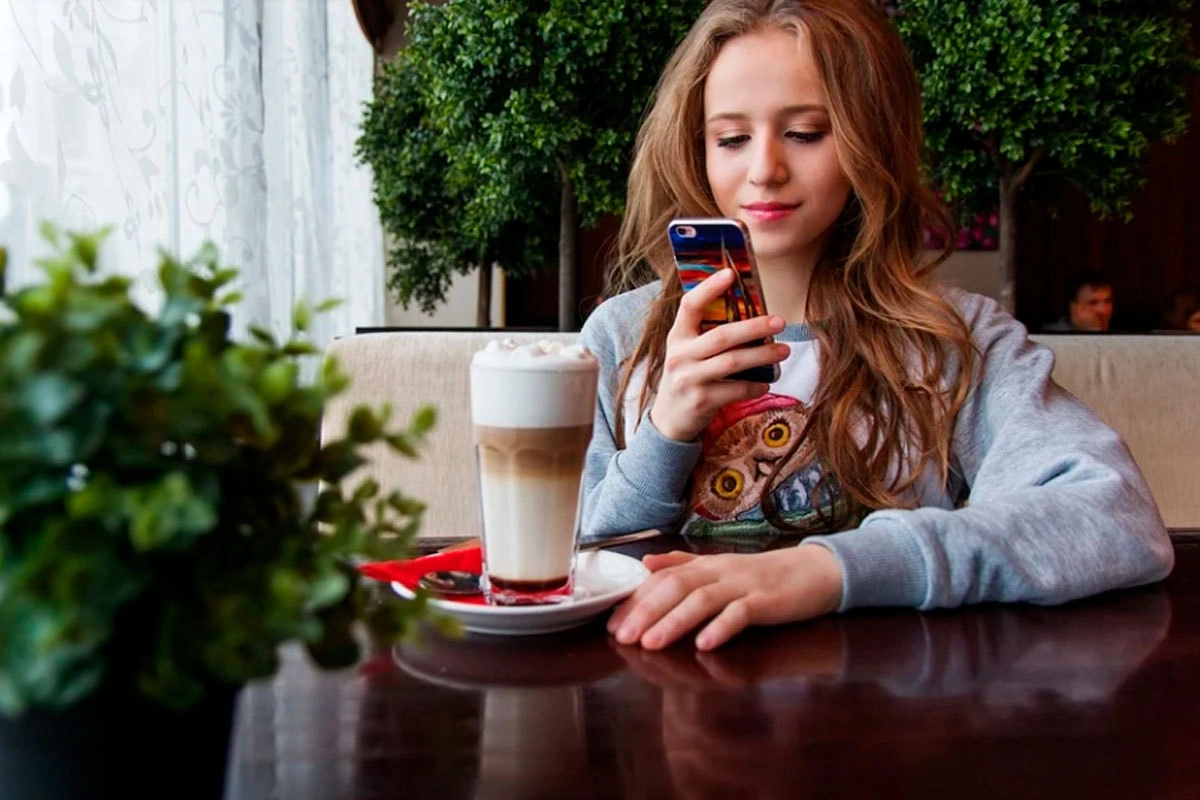 Девушка со смартфоном Девушка со смартфоном