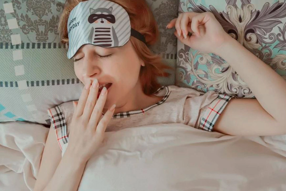 Девушка зевает Девушка зевает