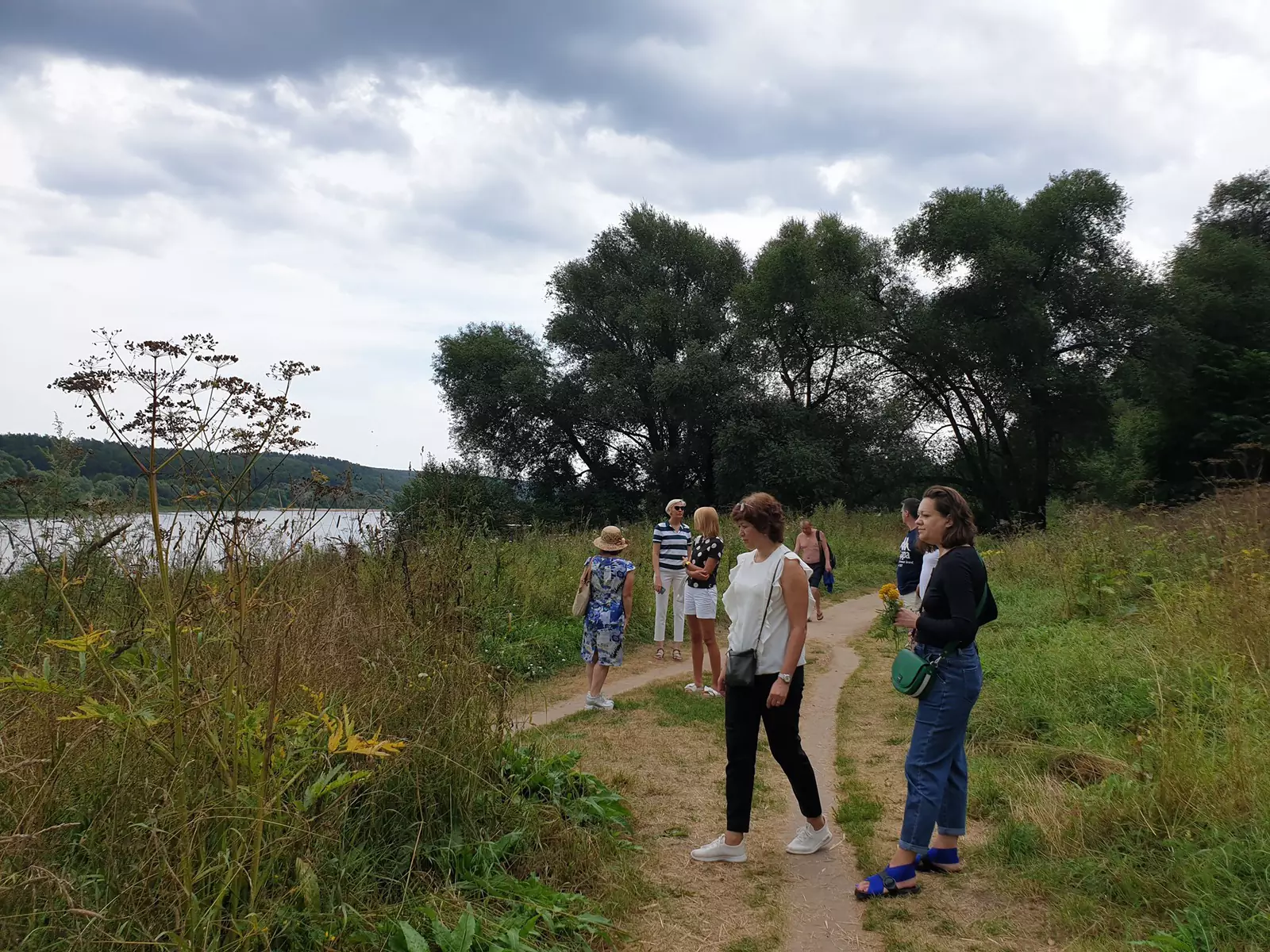 Идёт экскурсия. Идёт экскурсия.