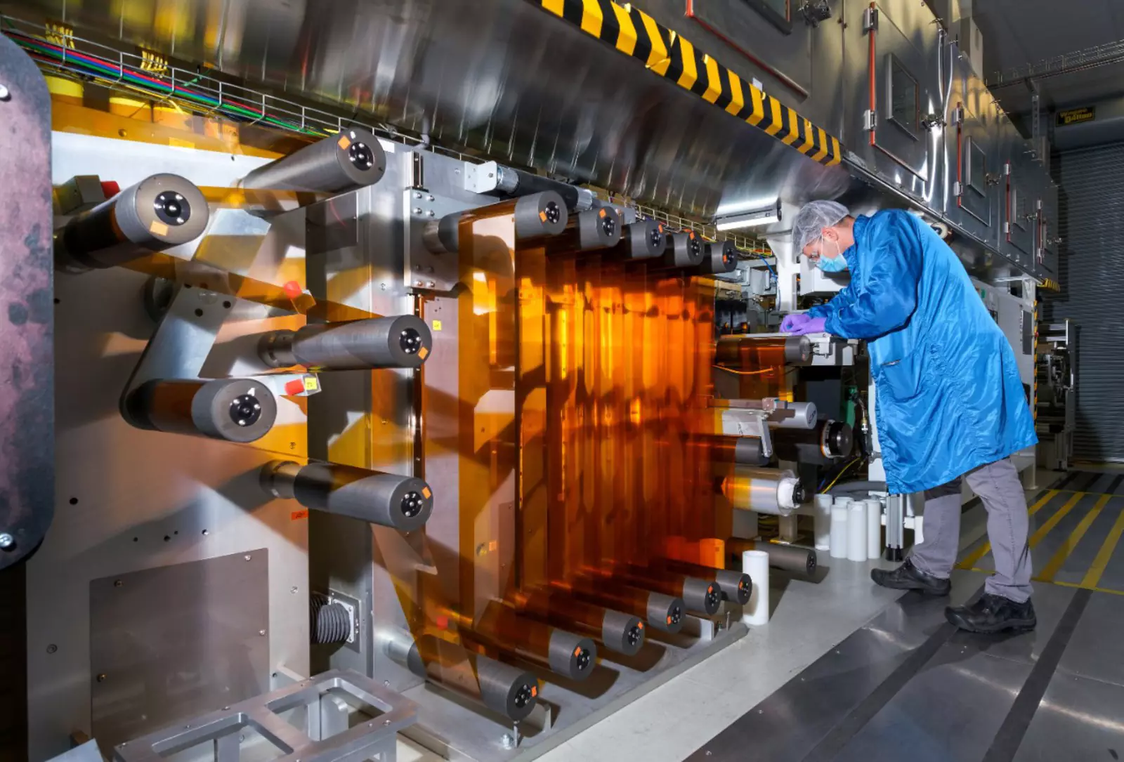 Инженер General Motors, управляет машиной для нанесения покрытий в лаборатории топливных элементов в инженерном центре GM Global Propulsion Systems Pontiac в Понтиаке, штат Мичиган. 