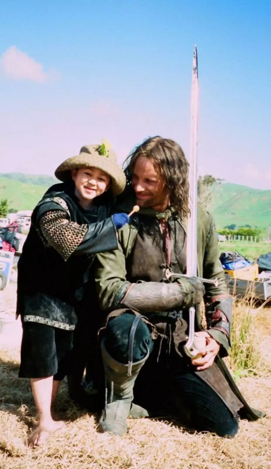 Дублер одного из хоббитов угощает Арагорна чупа-чупсом. Дублер одного из хоббитов угощает Арагорна чупа-чупсом.