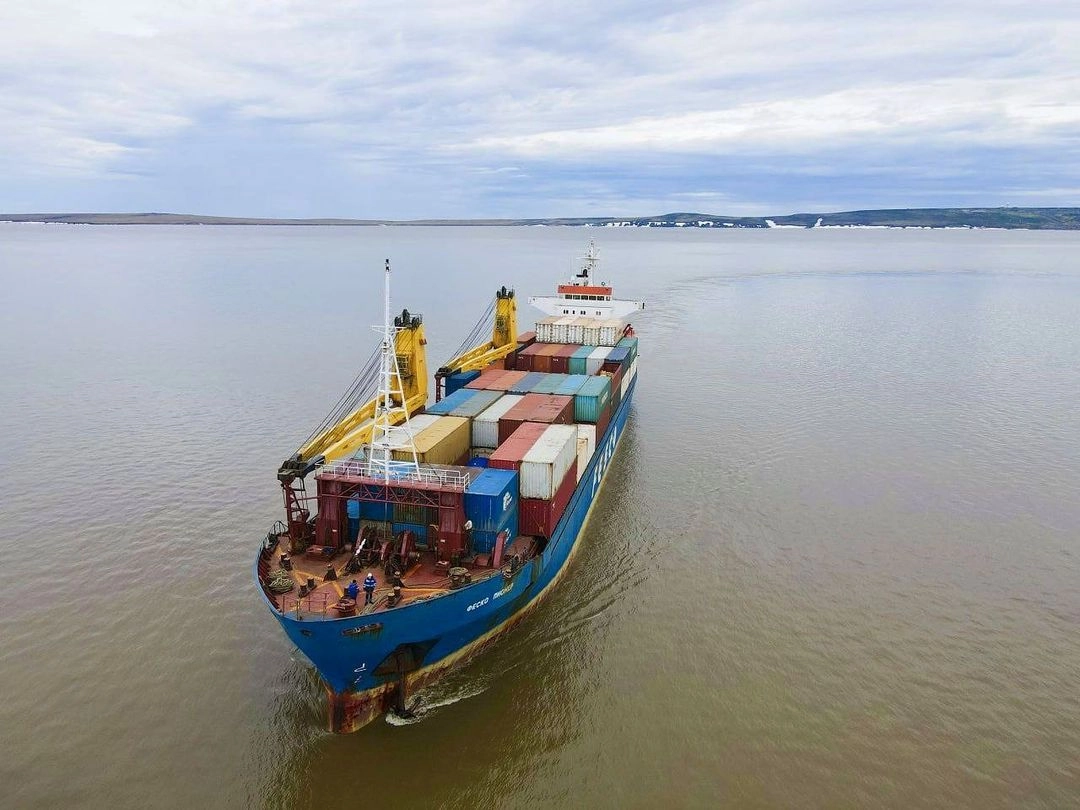 Сухогруз с продуктами