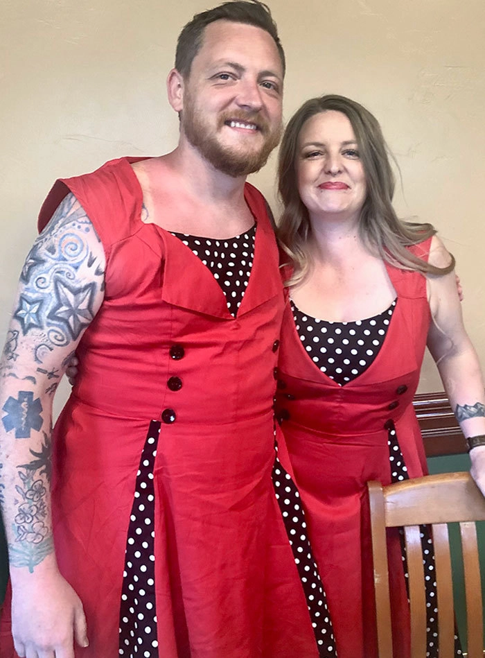 "Мой брат пообещал, что если я закончу университет с отличием, то он пойдет на вручение диплома со мной в одинаковых платьях. Как видите, усердная учеба того стоила".