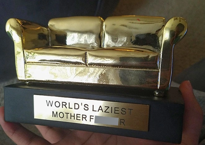 Подарок от брата. Надпись переводится, как "Самому ленивому козлу в мире". Братская любовь бесценна.