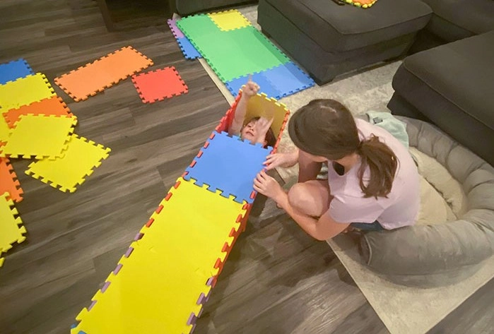 Моя дочь строит для младшего сына гроб со словами: "Мам, у него корона". То ли возгордиться внезапным талантом архитектора, то ли серьезно обеспокоиться - пока не знаю.