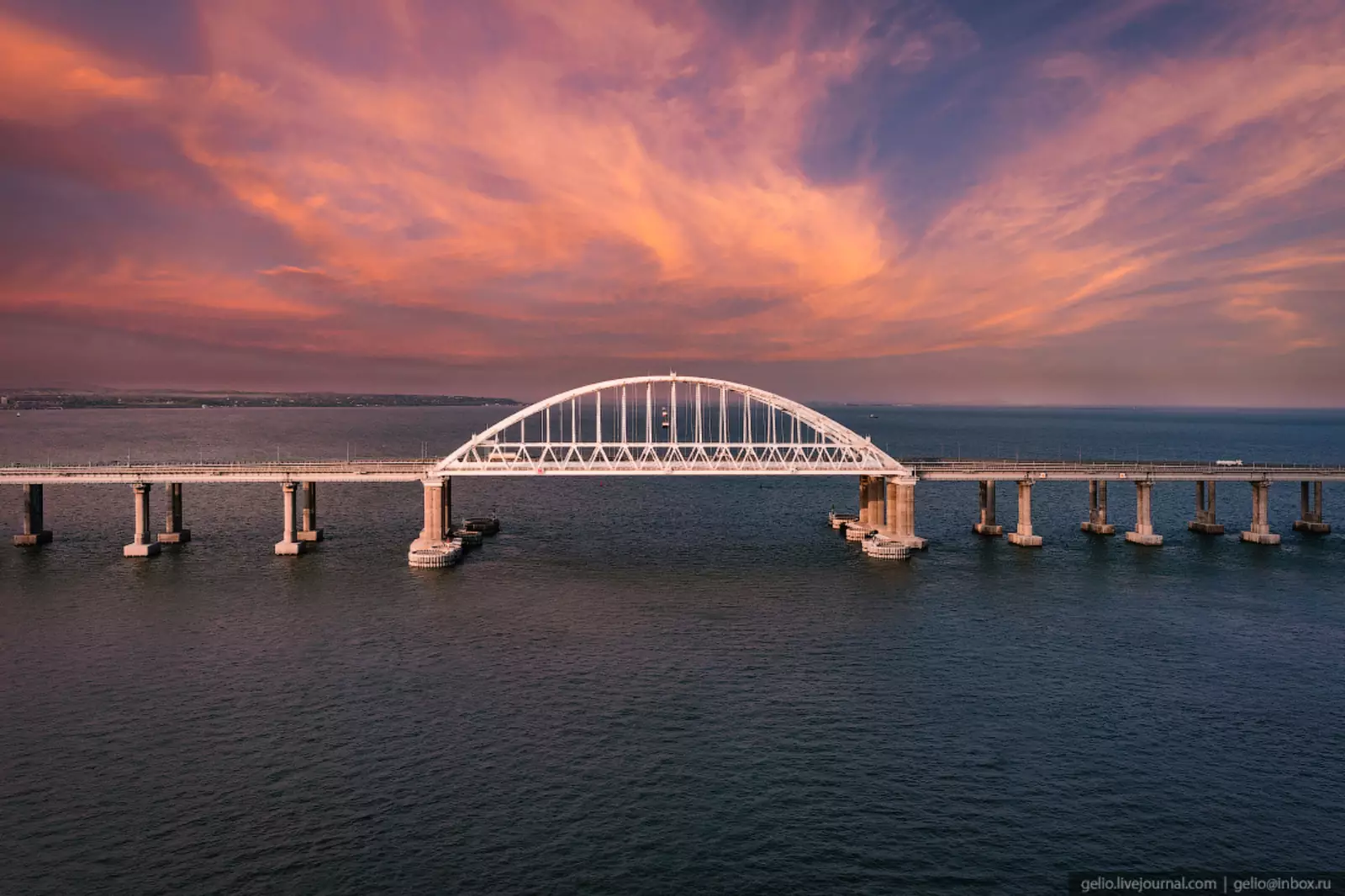 Крымский мост как добраться. Мост через Керченский пролив. Крымский мост через Керченский пролив. Мост Керченский пролив. Мост через Керченский пролив арка.