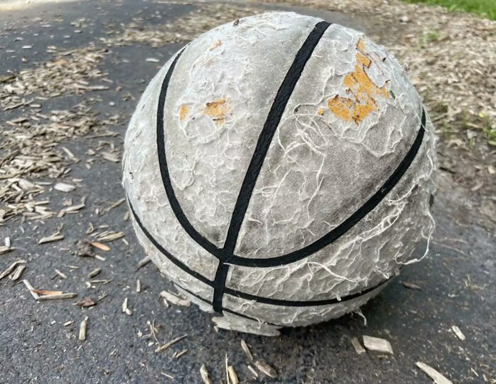 Потрепанный баскетбольный мяч.