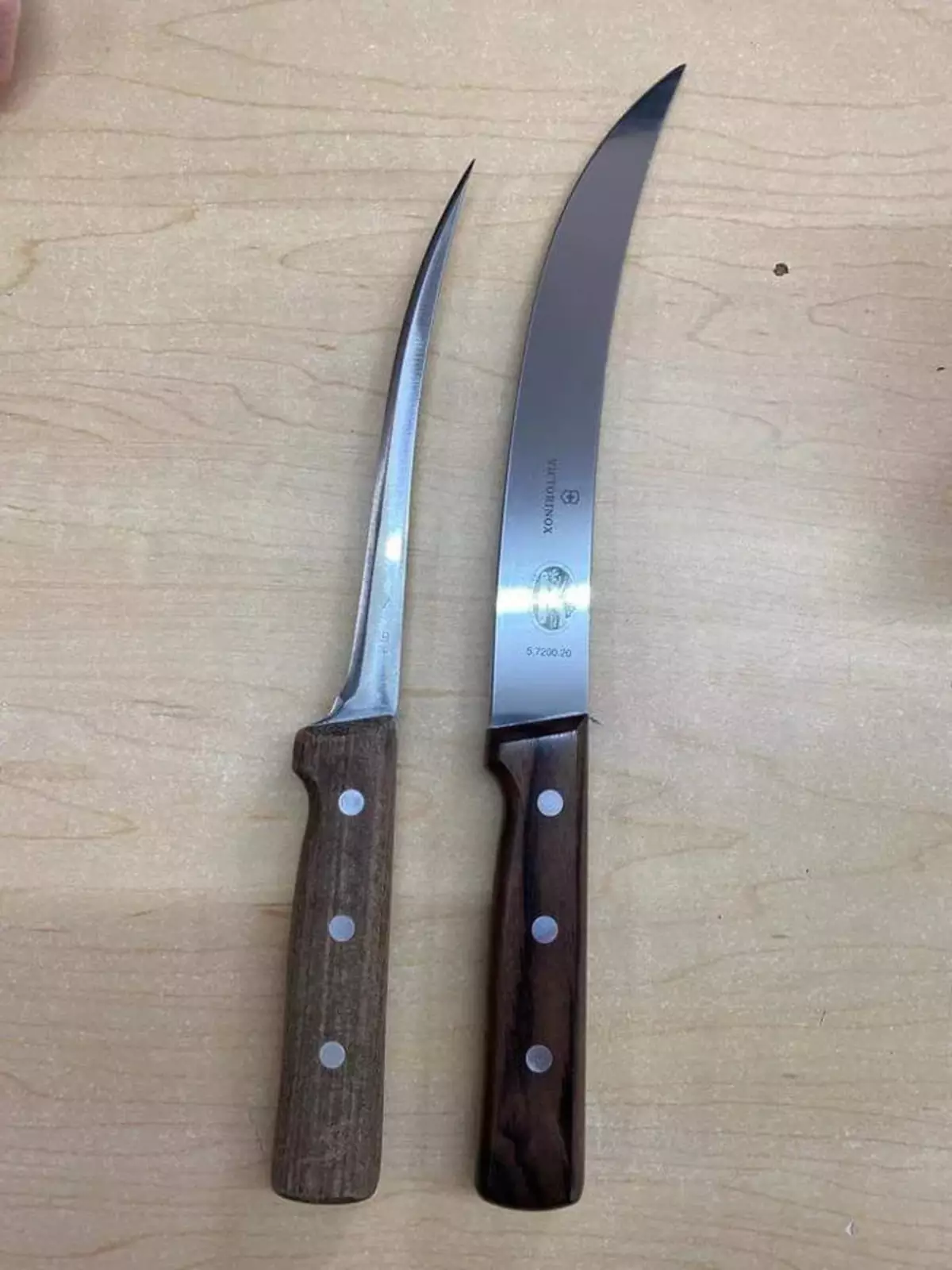 Два одинаковых ножа, но только левый использовали ежедневно в течение пяти лет.