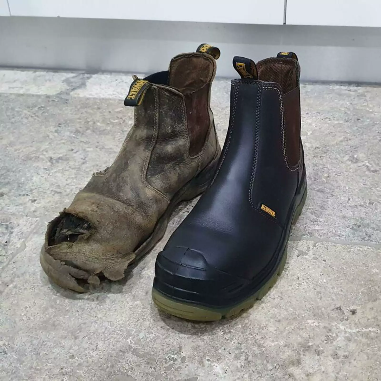 Старые и новые рабочие ботинки.